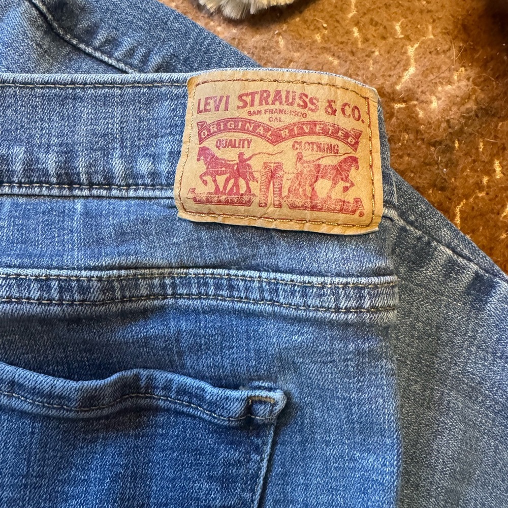 Levi’s classic straight jeans - lots of wear left, too big for me - Picture 3 of 4